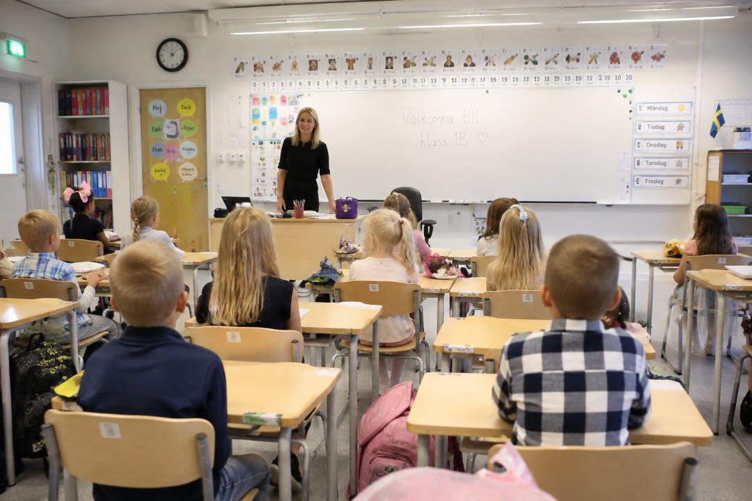 Skolstart med försväntasfyllda elever i klassrummet